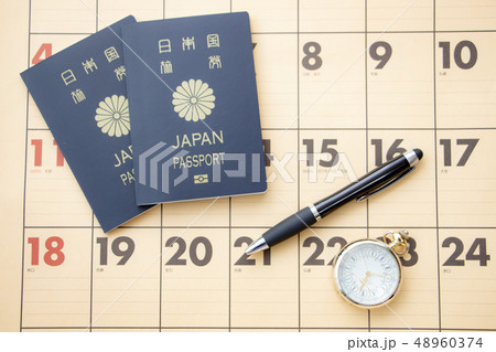 パスポートとカレンダー 旅行計画イメージ パスポートとカレンダー 旅行計画イメージ 48960374