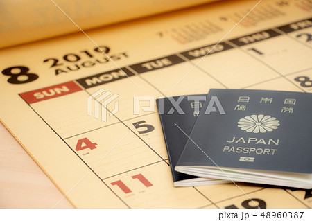 パスポートとカレンダー　旅行計画イメージ 48960387