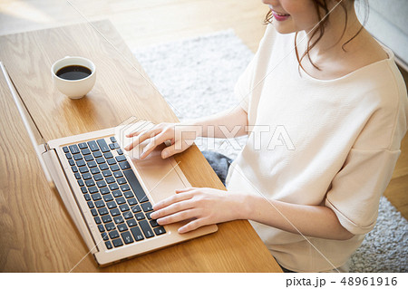 パソコンを見る女性 48961916