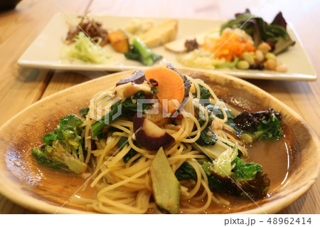 白身魚と野菜のパスタ 白身魚と野菜のパスタ 48962414