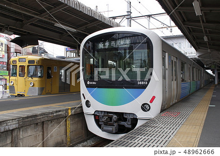 上石神井駅に停車中の西武新宿線30000系・旧2000系 48962666