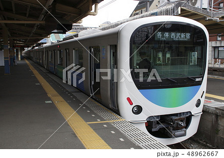 上石神井駅に停車中の西武新宿線30000系（各停-8両編成：西武新宿⇔上石神井） 48962667