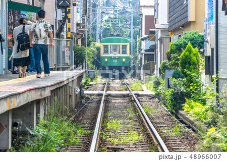 江ノ電 腰越駅に到着 江ノ電 腰越駅に到着 48966007
