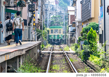 江ノ電　腰越駅に到着 48966008