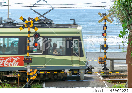 海と江ノ電　腰越駅と鎌倉高校前駅間の踏切 48966027