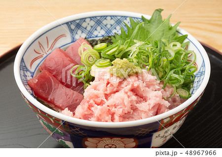 マグロの刺身とネギトロ丼 48967966