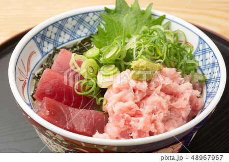 マグロの刺身とネギトロ丼 48967967