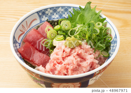 マグロの刺身とネギトロ丼 48967971