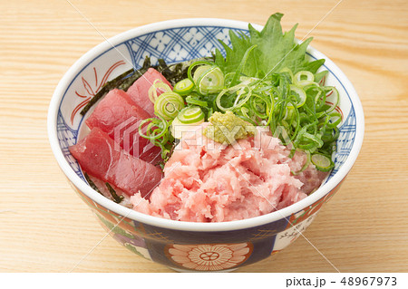 マグロの刺身とネギトロ丼 マグロの刺身とネギトロ丼 48967973