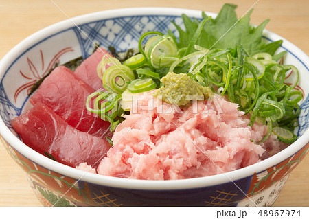 マグロの刺身とネギトロ丼 マグロの刺身とネギトロ丼 48967974