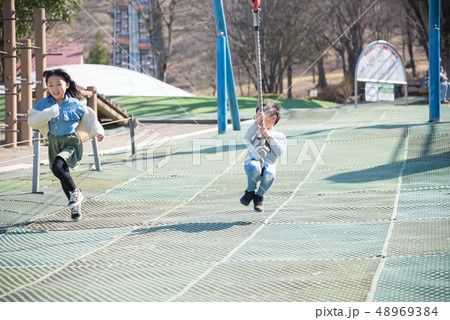 アスレチックを楽しむ子供 48969384
