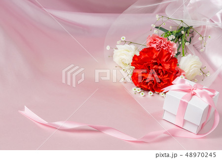 【母の日】カーネーションの花束とギフトボックス 【母の日】カーネーションの花束とギフトボックス 48970245