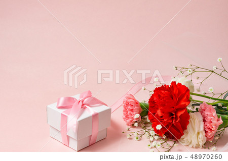 【母の日】カーネーションの花束とギフトボックス 48970260