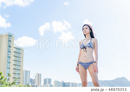 水着の若い女性 水着の若い女性 48970353