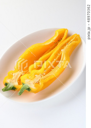 黄色のパレルモの断面 48970362