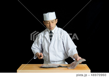 魚を捌く板前 魚を捌く板前 48970960