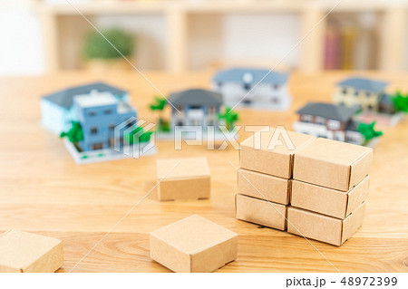 引越しイメージ    家  住宅ローン  不動産イメージ　ミニチュア　模型　家 48972399