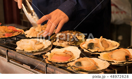 東京築地、ホタテの網焼き、店頭販売 東京築地、ホタテの網焼き、店頭販売 48972628