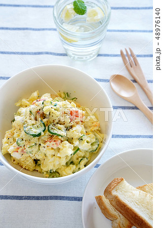 休日のブランチ（ポテトサラダ） 48976140