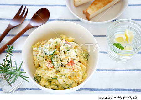 休日のブランチ（ポテトサラダ） 48977029