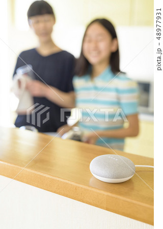スマートスピーカー(キッチン 母娘) スマートスピーカー(キッチン 母娘) 48977931