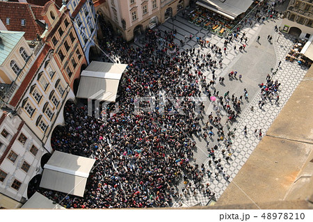 チェコ　プラハ歴史地区市街の景色　旧市街広場 48978210