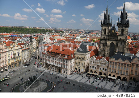 チェコ　プラハ歴史地区市街の景色　旧市街広場 48978215
