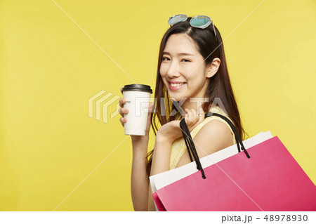 女性　ショッピング 48978930