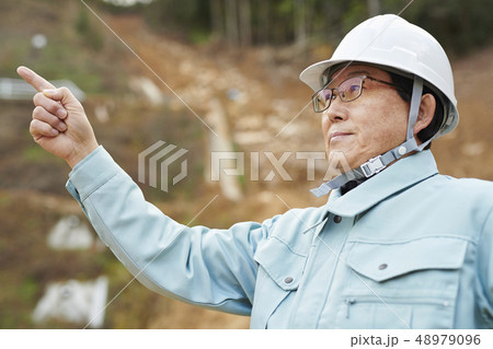 測量・測量　シニアの男性 48979096
