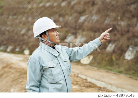 測量・土木　シニアの男性 48979148