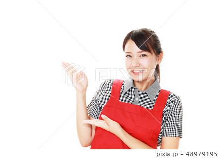 案内する笑顔の女性 案内する笑顔の女性 48979195