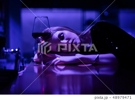 woman in restaurant 48979471