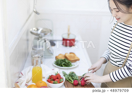 女性 キッチン 料理 女性 キッチン 料理 48979709