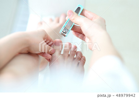 足の爪を切る女性 48979942