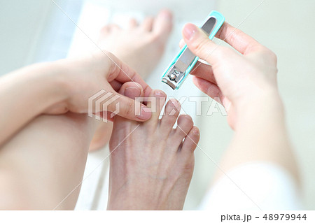 足の爪を切る女性 足の爪を切る女性 48979944