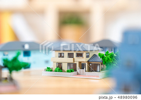 家  住宅ローン  不動産イメージ　ミニチュア　模型　家 48980096