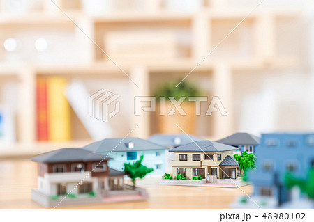 家 住宅ローン 不動産イメージ ミニチュア 模型 家 家 住宅ローン 不動産イメージ ミニチュア 模型 家 48980102