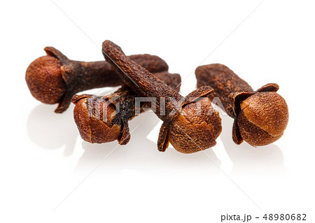 Dry clove buds isolated on white 48980682