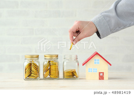 住宅資金を貯める男性 48981419