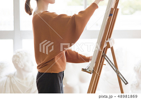 美術アトリエ　人物画　石膏デッサン 48981869
