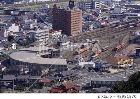 津山市にある鉄道に関する事物を展示する博物館「津山まなびの鉄道館」：遠景（右側は津山駅） 48981870