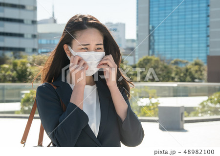 マスクをしたビジネスウーマン 若い日本人女性 花粉症 マスクをしたビジネスウーマン 若い日本人女性 花粉症 48982100