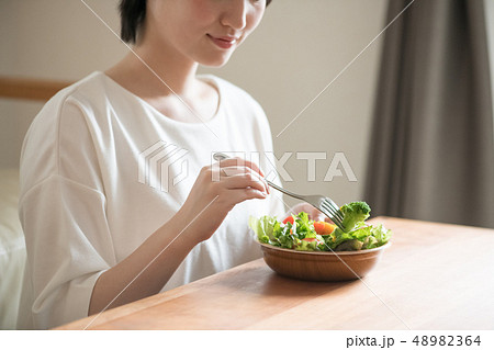 サラダを食べる若い日本人女性 48982364