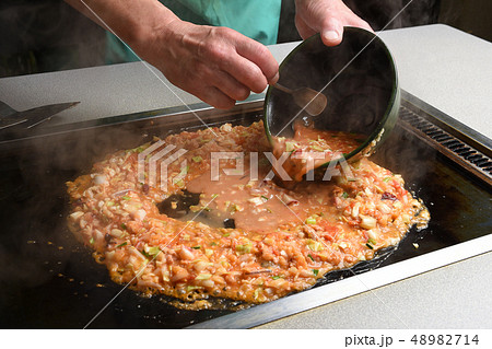 もんじゃ焼きを焼く 下町グルメ もんじゃ焼きを焼く 下町グルメ 48982714