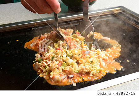 もんじゃ焼きを焼く　下町グルメ 48982718