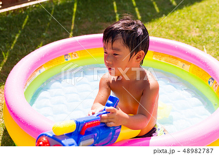 お庭 芝生 男の子 水遊び お庭 芝生 男の子 水遊び 48982787