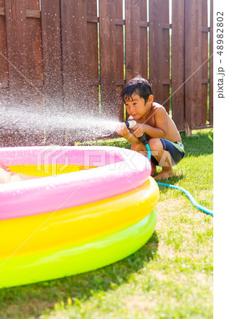 お庭　芝生　男の子　水遊び 48982802