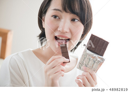 チョコレートを食べる若い日本人女性 チョコレートを食べる若い日本人女性 48982819
