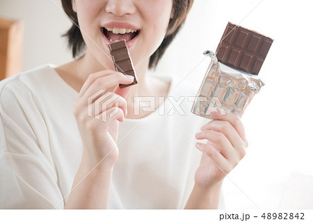 チョコレートを食べる若い日本人女性の手元 チョコレートを食べる若い日本人女性の手元 48982842