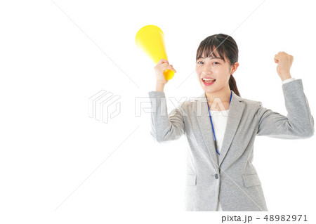 叫ぶ若いビジネスウーマン 叫ぶ若いビジネスウーマン 48982971